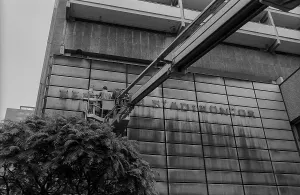 GDR, Berlin, 05.06.1990, Letters of the Berliner Stadtkontor are dismantled