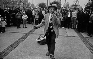 GDR, Berlin, 07. 10. 1988, the nightingale of Ramersdorf (actor Friedrich Steinhauer) with harmonica