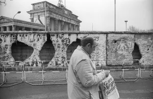 GDR, Berlin, 11. 01. 1990, Wall at Brandenburg Gate