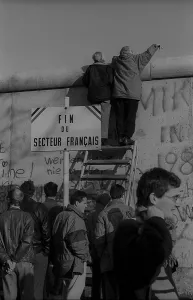 GDR, Berlin, 11.11.1989, Wall at Bernauer Strasse: View to the East