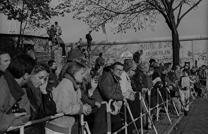 GDR, Berlin, 11.11.1989, Wall at Bernauer Strasse: West Berliners greet the East Germans