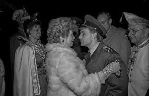 GDR, Berlin, 12.02.1990, jesters and border soldiers (NVA)