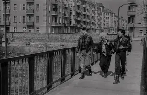 GDR, Berlin, 16. 4. 1988, punks on the Sonnenburger Strasse S-Bahn pedestrian bridge