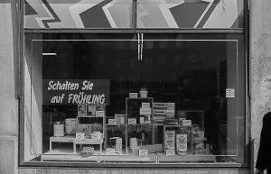 GDR, Berlin, 16.03.1990, Business: Switch to springtime