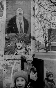 GDR, Berlin, 18. 03. 1989, children in an advertising pillar