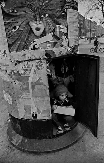 GDR, Berlin, 18. 03. 1989, children in an advertising pillar