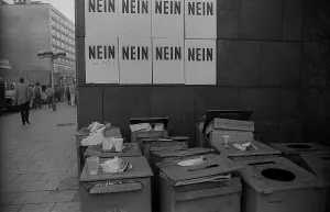 GDR, Berlin, 18.03.1990, posters at Alexanderplatz station: No