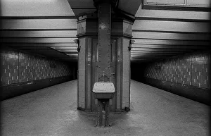 GDR, Berlin, 19.03.1989, Senefelderplatz underground station Washbasin