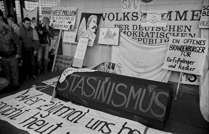 GDR, Berlin, 19.11.1989, demonstration on 19 November 89: in front of the Peoples Chamber