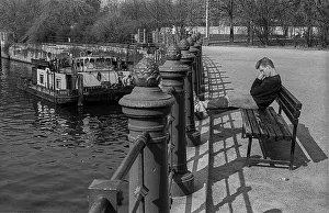 GDR, Berlin, 20.03.1990, Sheep tender on a bench on the bank of the Spree