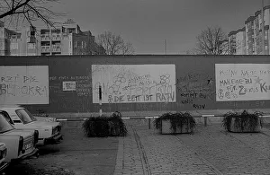 GDR, Berlin, 21.11.1989, Brunnenstrasse still ends at the Wall to Wedding