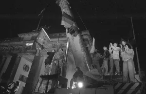 GDR, Berlin, 22. 12. 1989, opening of the Brandenburg Gate (at the Brandenburg Gate the Wall is opened)