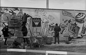 GDR, Berlin, 22.11.1989, members of the artists association PGH Gluehende Zukunft paint the wall on Oderberger Strasse
