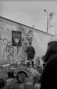 GDR, Berlin, 22.11.1989, members of the artists association PGH Gluehende Zukunft paint the wall on Oderberger Strasse