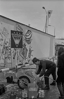 GDR, Berlin, 22.11.1989, members of the artists association PGH Gluehende Zukunft paint the wall on Oderberger Strasse