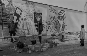 GDR, Berlin, 22.11.1989, members of the artists association PGH Gluehende Zukunft paint the wall on Oderberger Strasse