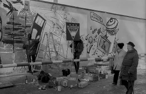 GDR, Berlin, 22.11.1989, members of the artists association PGH Gluehende Zukunft paint the wall on Oderberger Strasse