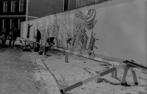 GDR, Berlin, 22.11.1989, members of the artists association PGH Gluehende Zukunft paint the wall on Oderberger Strasse