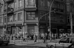 GDR, Berlin, 25 May 1990, queuing for applications for monetary union