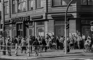 GDR, Berlin, 25 May 1990, queuing for applications for monetary union