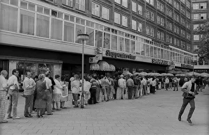 GDR, Berlin, 25 May 1990, queuing for applications for the monetary union