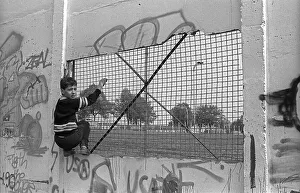 GDR, Berlin, 28 April 1990, child at the Wall