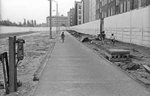 GDR, Berlin, 28 April 1990, children on the Wall strip between the walls on Bernauer Strasse