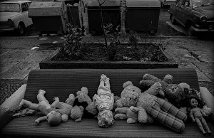 GDR, Berlin, 28.01.1990, dolls on a sofa in Oderberger Strasse