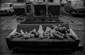 GDR, Berlin, 28.01.1990, dolls on a sofa in Oderberger Strasse