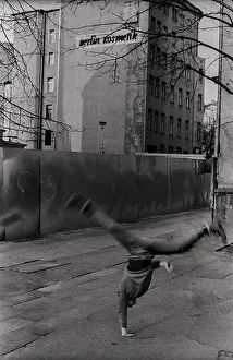 GDR, Berlin, 29. 3. 1988, Handstand