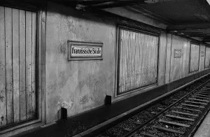 GDR, Berlin, 29 May 1990, U-Bahn station Franzoesische Strasse (U 6)