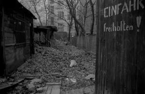 GDR, Berlin, 8.1.1990, driveway in Mulackstrasse (corner of Gormannstrasse)