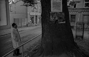 GDR, Feldberg, 15.09.1989, Man and big tree in Feldberg