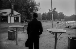 GDR, Feldberg, 15.09.1989, man (person) waiting at a bus stop in Feldberg