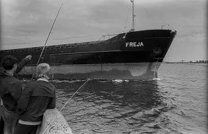 GDR, Stralsund, 18.07.1988, angler at the pier in Stralsund