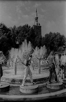 GDR, Stralsund, 18.07.1988, fountain with pupils