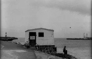 GDR, Warnemuende, 17.10.1989, angler at the harbour of Warnemuende