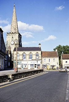 Gebaeude auf dem Marktplatz im Stadtzentrum, Pickering, Yorkshire, England, UK Juni 1979 Kirche St. Peter und Paul