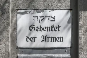 Gedenket der Armen, sign at the exit of the New Jewish Cemetery