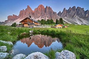 Geisleralm with Geisler group and alpenglow, reflection, Dolomites, Santa Magdalena, South Tyrol, Italy, Europe