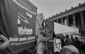 Germany, Berlin, 01.04.1991, Opponents of military power in the Lustgarten