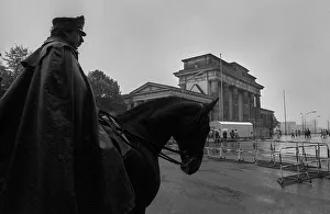 Germany, Berlin, 01.05.1991, Mounted police in front of the Brandenburg Tor