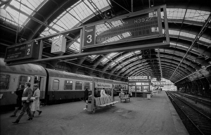 Germany, Berlin, 02.02.1992, Travellers at the main station (Ostbahnhof), Europe