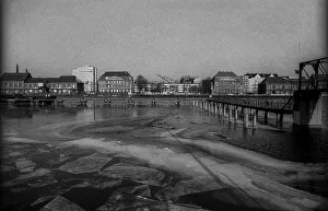 Germany, Berlin, 03.02.1991, View over the Spree (frozen) to the eastern harbour