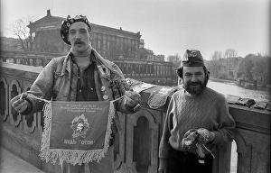 Category Historic Photos EN Prints: Germany, Berlin, 05.04.1992, GDR - Souvenir vendor on the Friedrichsbruecke