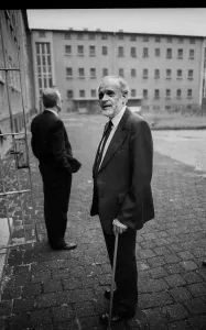 Germany, Berlin, 06.03.1992, Wreath-laying ceremony at the former Stasi remand prison Hohenschoenhausen, SPD - Working Group of Former Political Prisoners, Hans-Joachim Helwig-Wilson, Europe