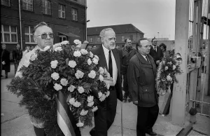 Germany, Berlin, 06.03.1992, Wreath-laying ceremony at the former Stasi remand prison Hohenschoenhausen, SPD - Working Group of Former Political Prisoners, centre: Hans-Joachim Helwig-Wilson, Europe