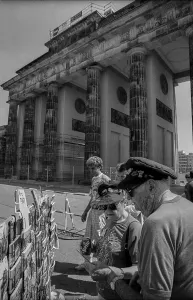 Germany, Berlin, 08.07.1991, American tourists at the Brandenburg Tor
