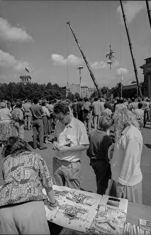 Germany, Berlin, 08.07.1991, the goddess of the Quadriga is placed on the Brandenburg Tor again