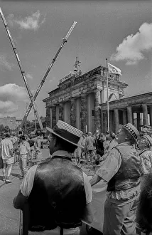 Germany, Berlin, 08.07.1991, the goddess of the Quadriga is placed on the Brandenburg Tor again